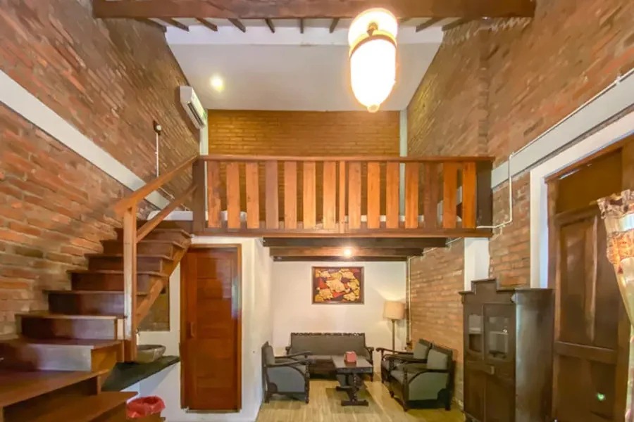 PET FRIENDLY: Griya Gribig Guest House Mitra RedDoorz, penginapan ini memiliki nuansa klasik dengan sentuhan alami yang menenangkan, membuatmu dan anabul merasa lebih rileks selama berlibur.