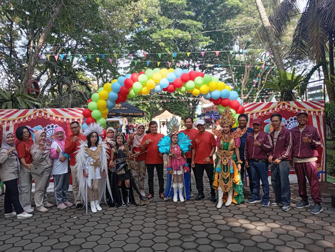 PENUH SYUKUR : Kebersamaan Kepala Disdikbud Kota Malang Suwarjana SE MM (tengah) didampingi Kepala Sekolah Dra Anita Rosemaria MPd bersama tamu undangan saat perayaan HUT ke-18 SDN Model Kota Malang.