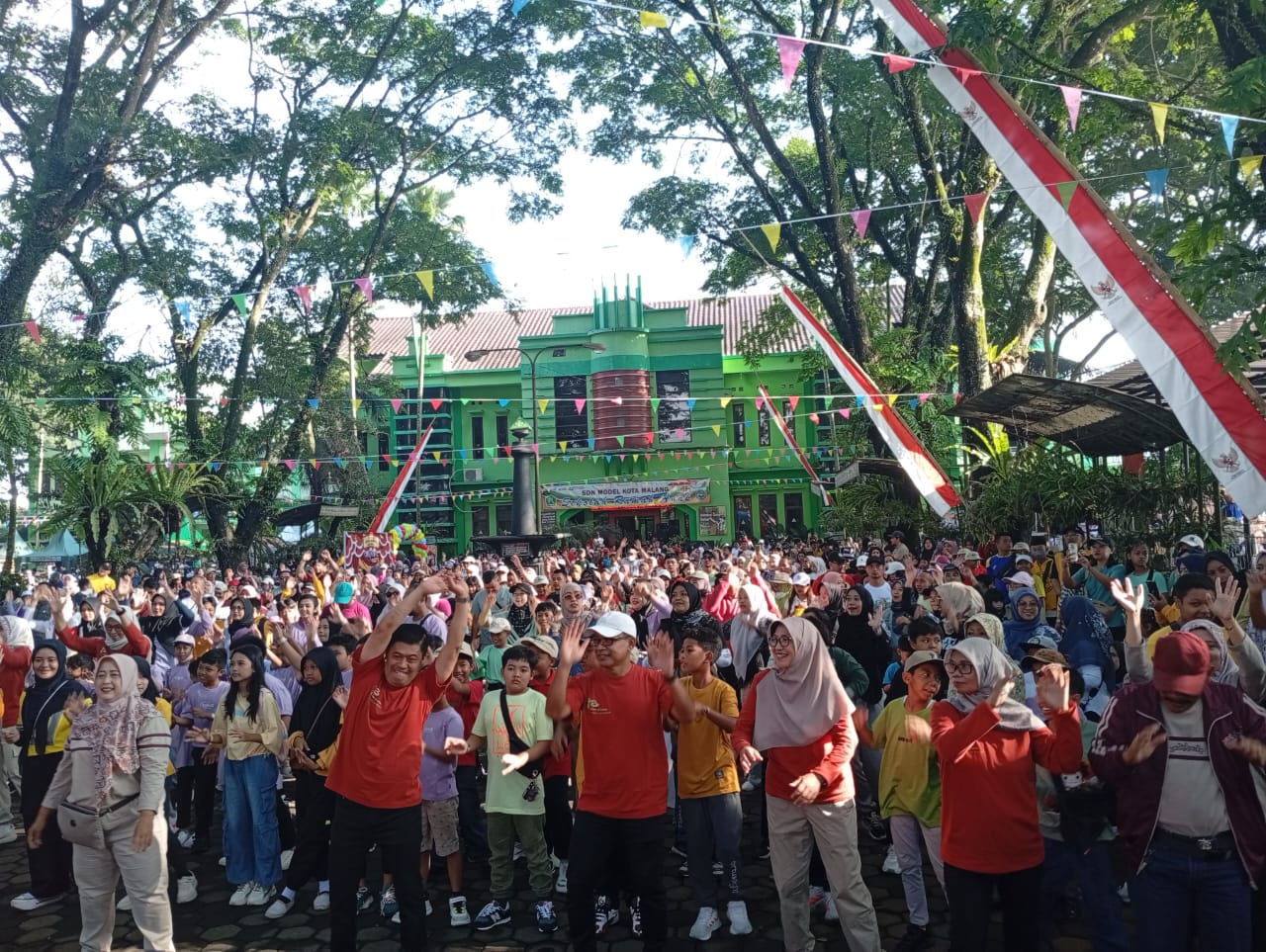 MERIAH: Senam 7 kebiasaan baik dan jalan sehat bersama 1.500 peserta di SDN Model Kota Malang, Sabtu (18/10).