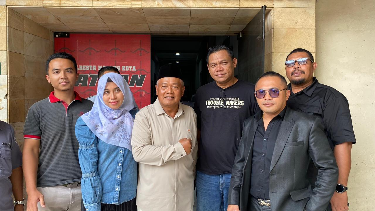 Imam Muslimin atau Yai Mim (tiga dari kiri) setelah menjalani pemeriksaan di Mapolresta Malang Kota pada Senin (20/10). (Nahdiatul Affandiah/Radar Malang)