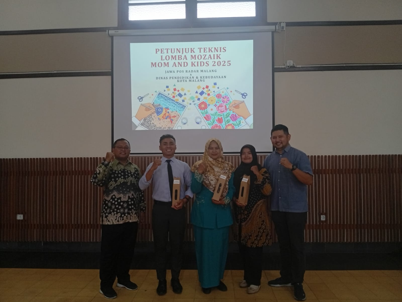 DUKUNGAN PENUH: Hadiah ekslusif dari Jawa Pos Radar Malang untuk penanya terpilih saat Roadshow Lomba Mozaik Mom & Kids 2025, Senin (20/10).