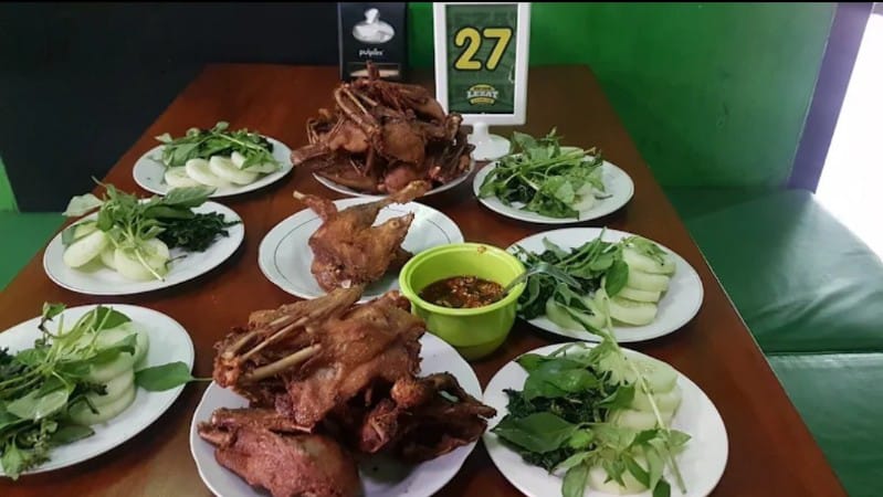 BEBEK GORENG: Salah satu olahan yang wajib di coba karena punya cita rasa yang bisa memanjakkan lidah!