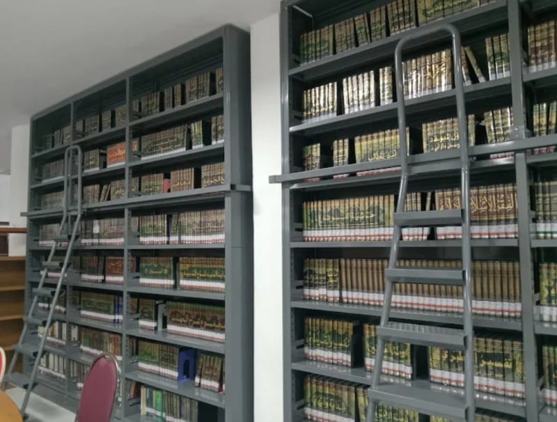 PERPUSTAKAAN: Merupakan tempat yang menyediakan kumpulan buku dari beragam genre