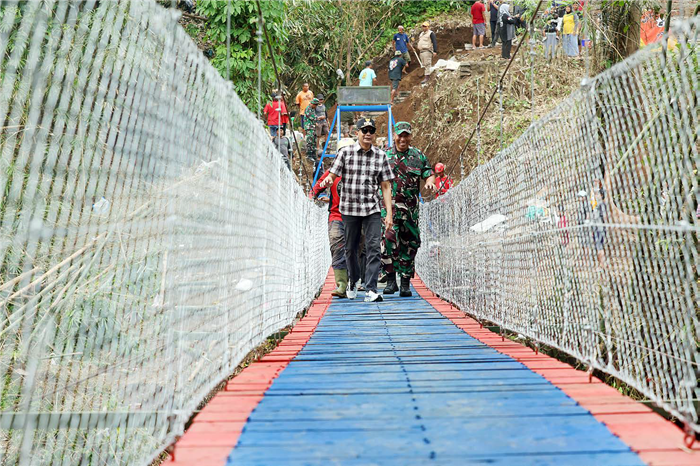 BANTU PELAJAR: Wali Kota Malang Wahyu Hidayat meninjau progres pembangunan jembatan gantung yang menghubungkan Kelurahan Kedungkandang dengan Kelurahan Polehan, kemarin (19/10).