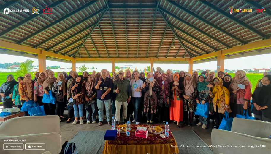 SINERGI: Pinjam Yuk berkolaborasi dengan Perangkat Desa Mangliawan yang diwakili oleh Kepala Desa Mangliawan.