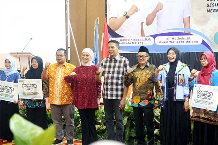 BERI APRESIASI: Wali Kota Malang Wahyu Hidayat (empat dari kanan) dan Ketua DPRD Kota Malang Amithya Ratnanggani Sirraduhita (empat dari kiri) foto bersama setelah Talk Show Pengawasan Posyandu di Asc
