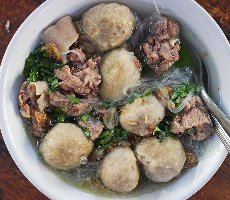 SEDAP: Bakso tetelan dengan kuah gurih