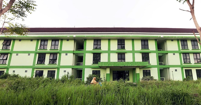 ASET PEMKOT: Rumput ilalang memadati halaman Rusunawa Tlogowaru, Kedungkandang, Kota Malang, kemarin (20/10). Gedung tersebut bakal difungsikan untuk Sekolah Rakyat.