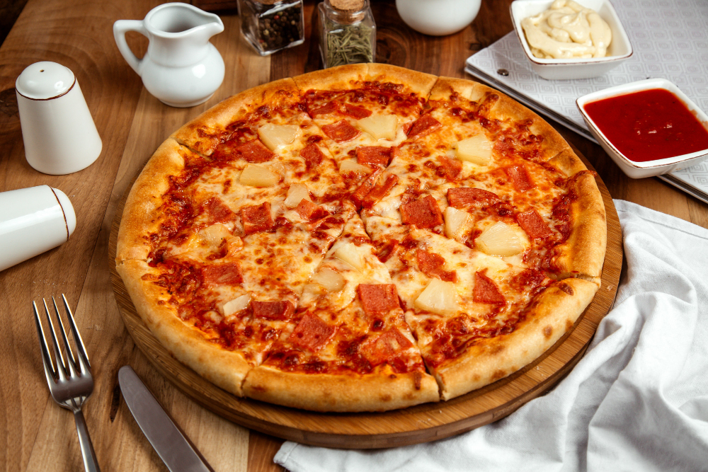 ENAK: pizza selalu menjadi pilihan terbaik disantap bersama teman.