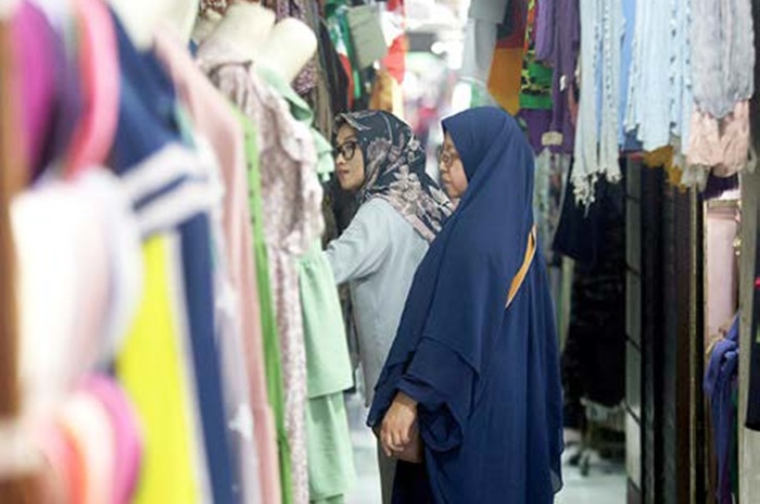 HARGA MIRING: Pengunjung Pasar Besar Malang memilih busana di salah satu lapak pedagang.