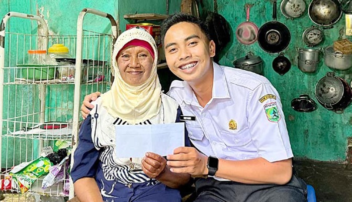 RAMAH: Kepala Dusun Sumbergondo Fachruddin &rdquo;Ipin&rdquo; Irfani mengunjungi salah satu warga dan memberikan bantuan sosial dari gaji yang diterimanya.