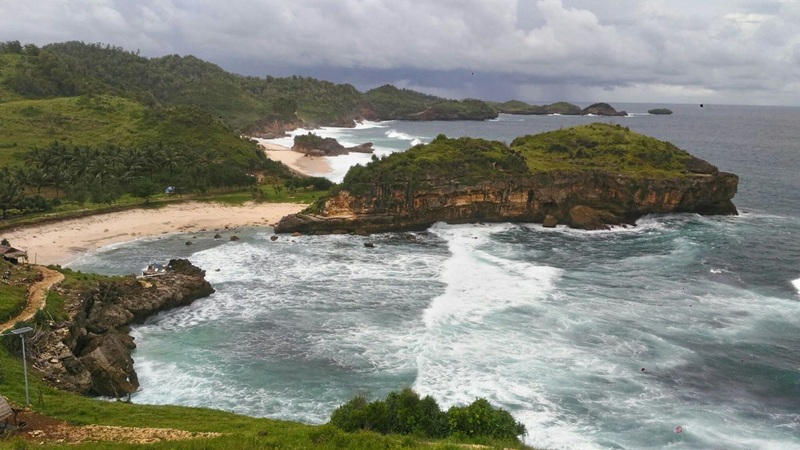Potret pantai dengan ombak besar