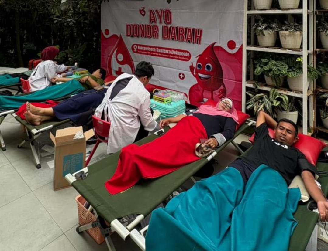 PEDULI: Sejumlah pendonor menyumbangkan darahkan dalam acara donor darah di Santerra de Laponte, Selasa, (21/10).