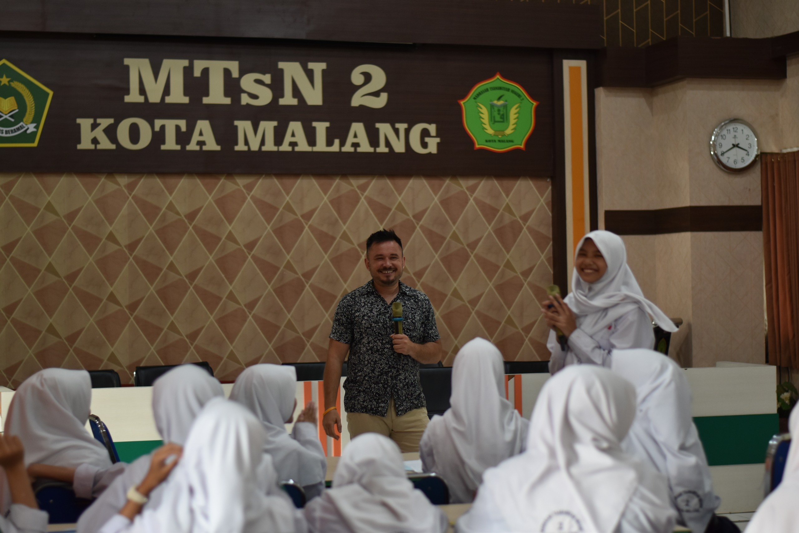 NATIVE SPEAKER: Siswa MTsN 2 Kota Malang belajar langsung dengan native speaker dari Polandia.