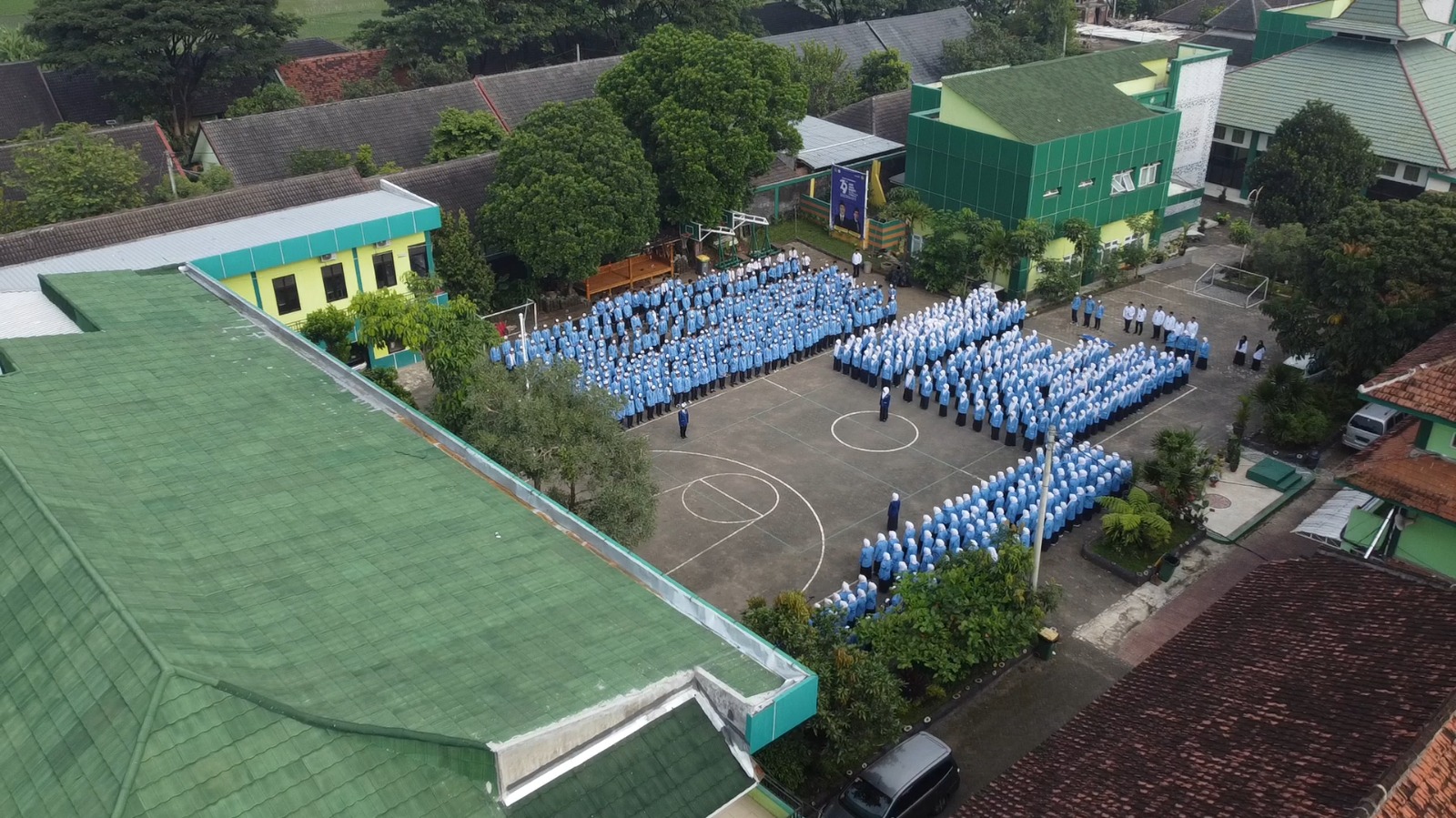 MEGAH DAN ASRI: Bangunan gedung MTsN 2  di kawasan timur Kota Malang cukup megah dan asri karena banyak pepohonan di sekitarnya.