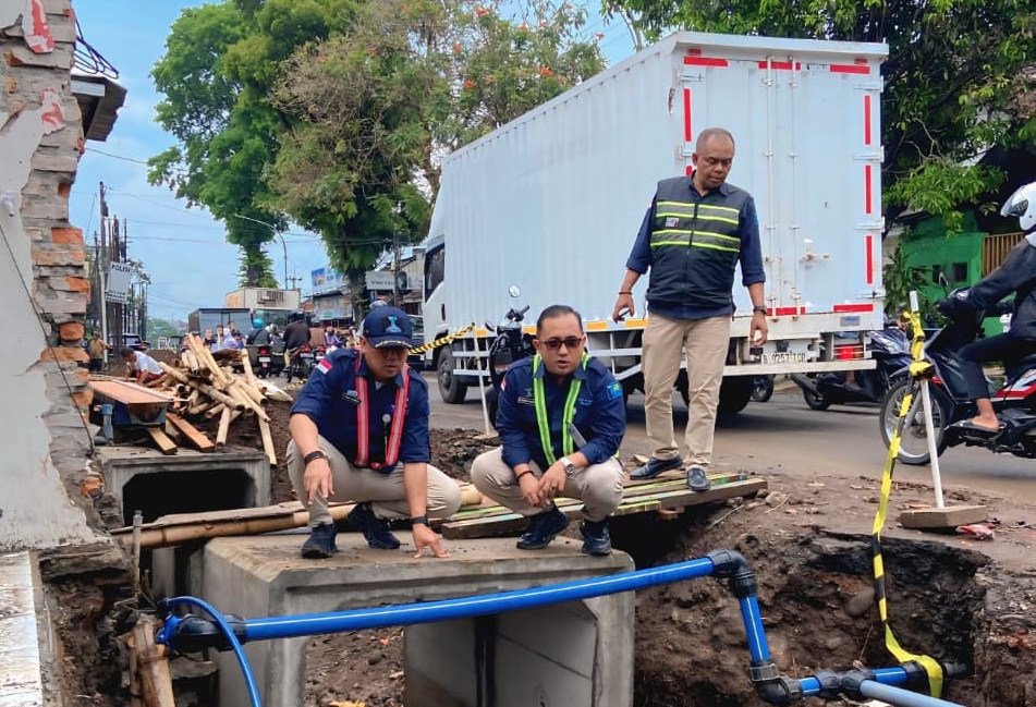 PROSES: Pekerjaan proyek pembangunan drainase yang tengah berlangsung di sejumlah titik di Kota Malang.