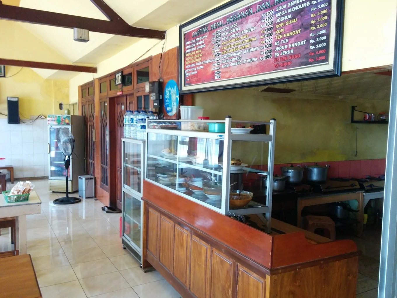 PAS DI LIDAH: Warung Bu Tami, tempat makan di Gadang yang terkenal dengan beragam menu tradisional.