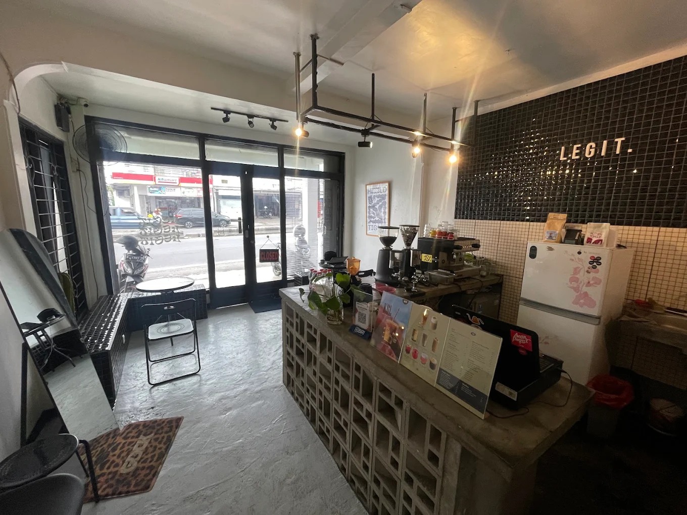 NONGKRONG HANGAT: Legit Coffee, kafe di daerah Singosari yang dikenal karena suasananya yang tenang dan bersih