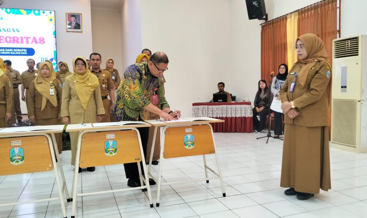 PANUTAN: Penandatanganan Pakta Integritas Anti Korupsi, Kolusi, dan Nepotisme oleh&nbsp; Kadispenprov Jatim Dr Aries Agung Paewai SSTP MM.
