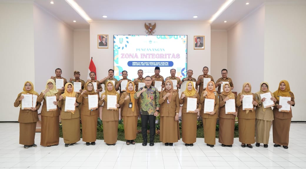KOMITMEN BERSAMA: Pencanangan Zona Integritas menuju Wilayah Bebas dari Korupsi (WBK) dan Wilayah Birokrasi Bersih Melayani (WBBM) Selasa (21/10).
