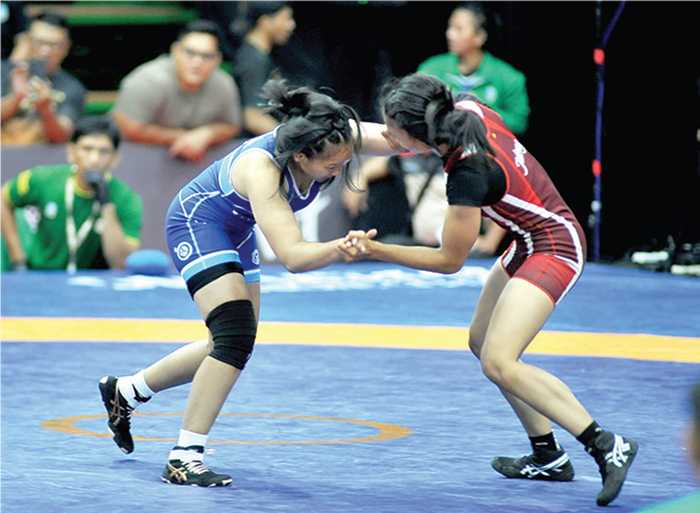 SEGERA IKUT TC: Atlet Gulat Kota Malang Rizma Ayu Putri Pamungkas (kiri) berusaha menjatuhkan lawannya dalam pertandingan PON Bela Diri di Djarum Arena, Kudus, 15 Oktober lalu.