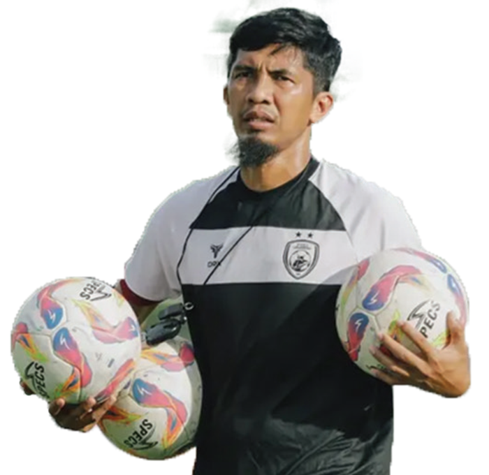 JAGA PROFESIONALITAS: Mantan pemain Singo Edan Ahmad Amiruddin menjadi nakhoda sementara PSM Makassar menggantikan Bernardo Tavares.