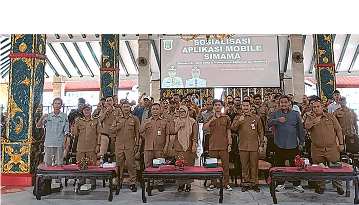 MUDAHKAN WARGA: Pemkab Malang bersama perwakilan kepala dusun (kasun) dan ketua RW foto bersama setelah sosialisasi aplikasi Simama di Pendapa Agung, kemarin.