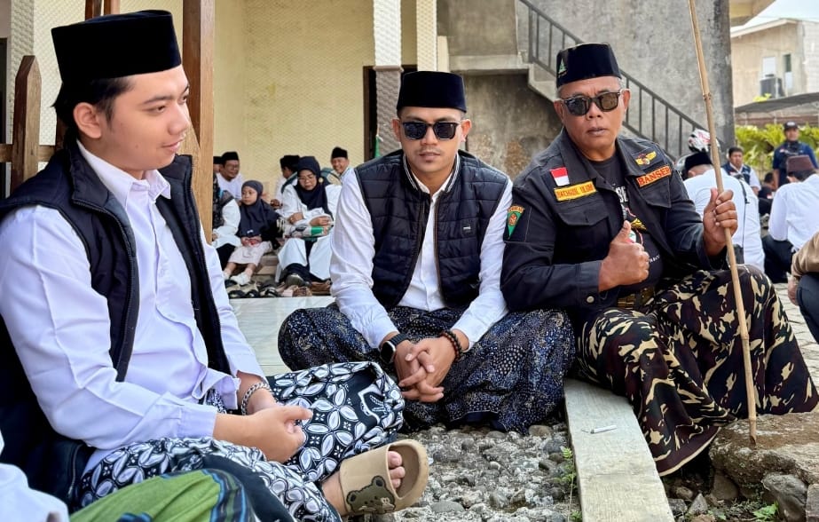 KENANG PENDAHULU: Hasan Abdillah bersama rombongan saat melakukan ziaran ke makam para muassis NU Kota Batu.