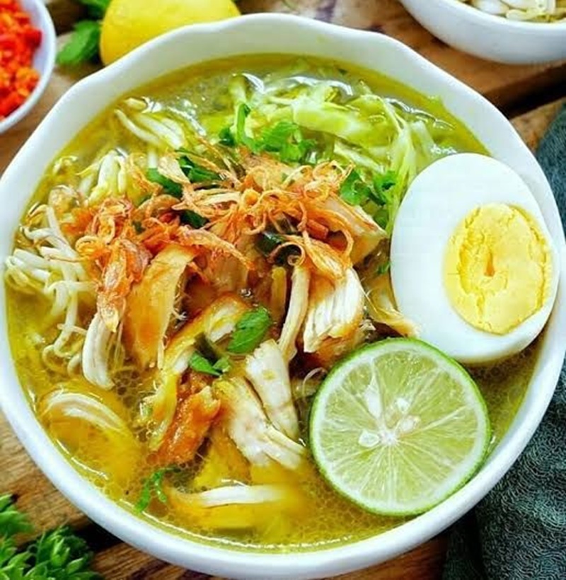 GURIH: Soto ayam kuah kaldu dengan suwiran ayam dan potongan telur yang menggoda