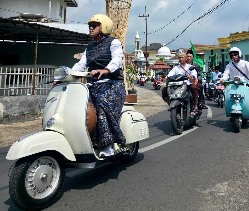 ZIARAH: Ketua Fraksi PKB Kota Batu Hasan Abdillah (depan) ziarah muasis sambil naik Vespa bersama pengurus PCNU Kota Batu  dalam rangka memperingati Hari Santri Nasional.