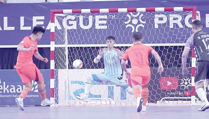 PERFORMA POSITIF: Kiper Unggul FC Malang Azfar Burhan berusaha menghalau tendangan penalti pemain Kuda Laut Nusantara dalam PFL seri Tangerang, 18 Oktober lalu.