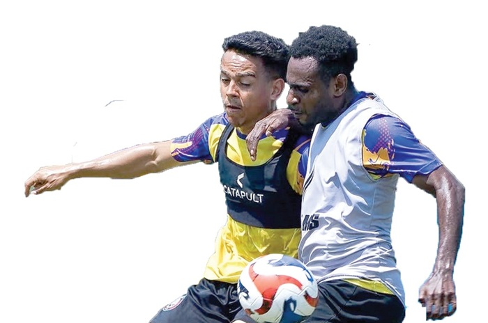 OPSI PENCETAK GOL: Valdeci Moreira (kiri) berusaha melewati Samuel Balinsa dalam sesi latihan di ARG Soccer Field, Lawang.