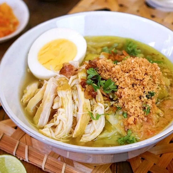 LEZAT: Soto Lamongan dengan kuah gurih dan telur yang menggugah selera