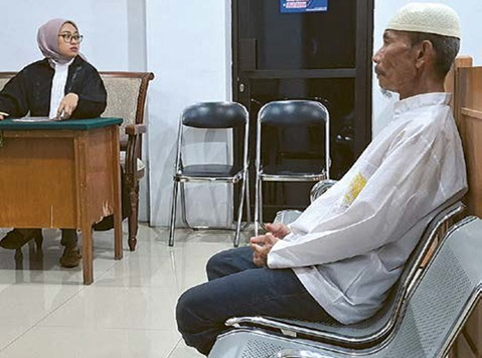 KAKEK-KAKEK: Moh. Kurtubi, 65, warga Kecamatan Pakis dituntut hukuman 10 tahun penjara akibat perbuatan asusilanya.