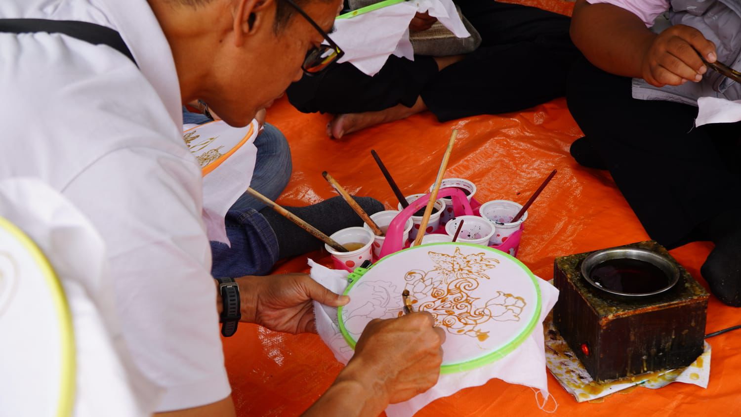Kegiatan Mewarnai Motif Batik Bantengan di Anjani Batik Galeri