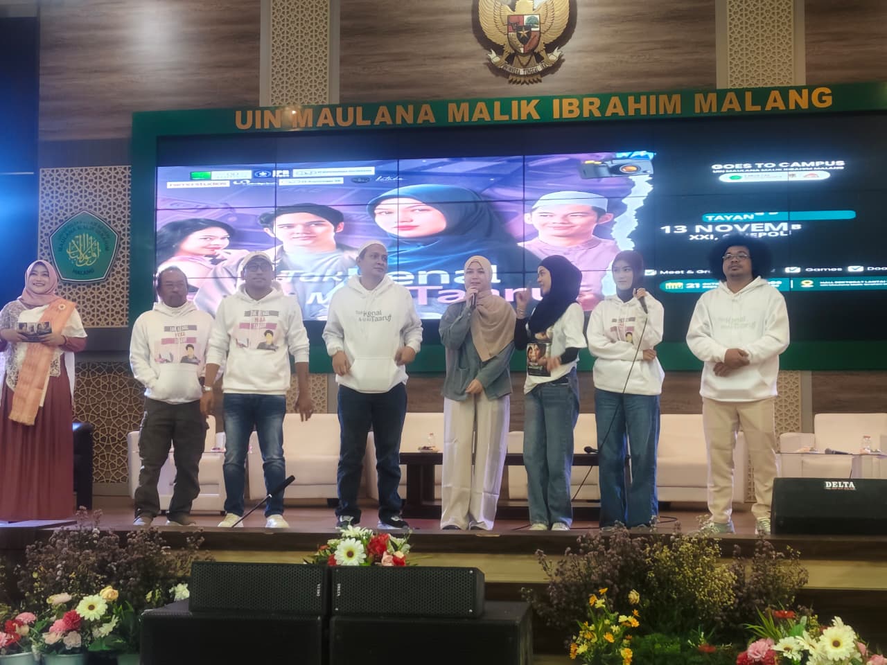 GOES TO CAMPUS: Menjelang penayangan perdana film Tak Kenal Maka Taaruf (TKMT) tanggal 13 November 2025, para pemain, penulis novel, produser, dan sutradara film tersebut hadir di UIN Maliki Malang.