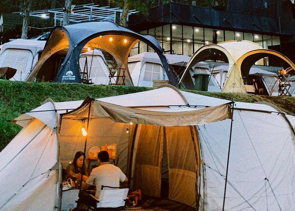NYAMAN: Suasana glamping di Batu CampSite yang menampilkan panorama pegunungan yang indah