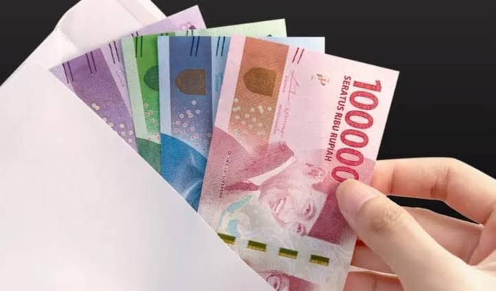 Ilustrasi seseorang menerima bantuan uang tunai dalam sebuah amplop putih