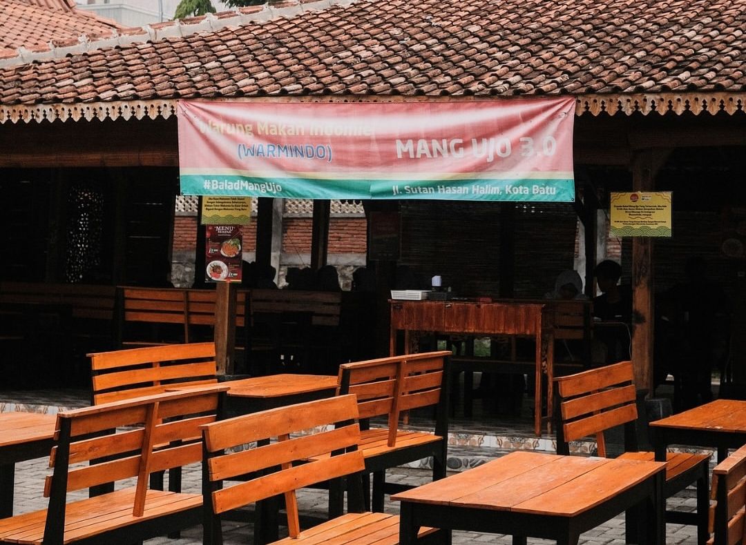 LUAS NYAMAN: Warmindo Mang Ujo yang berlokasi di Kota Batu.