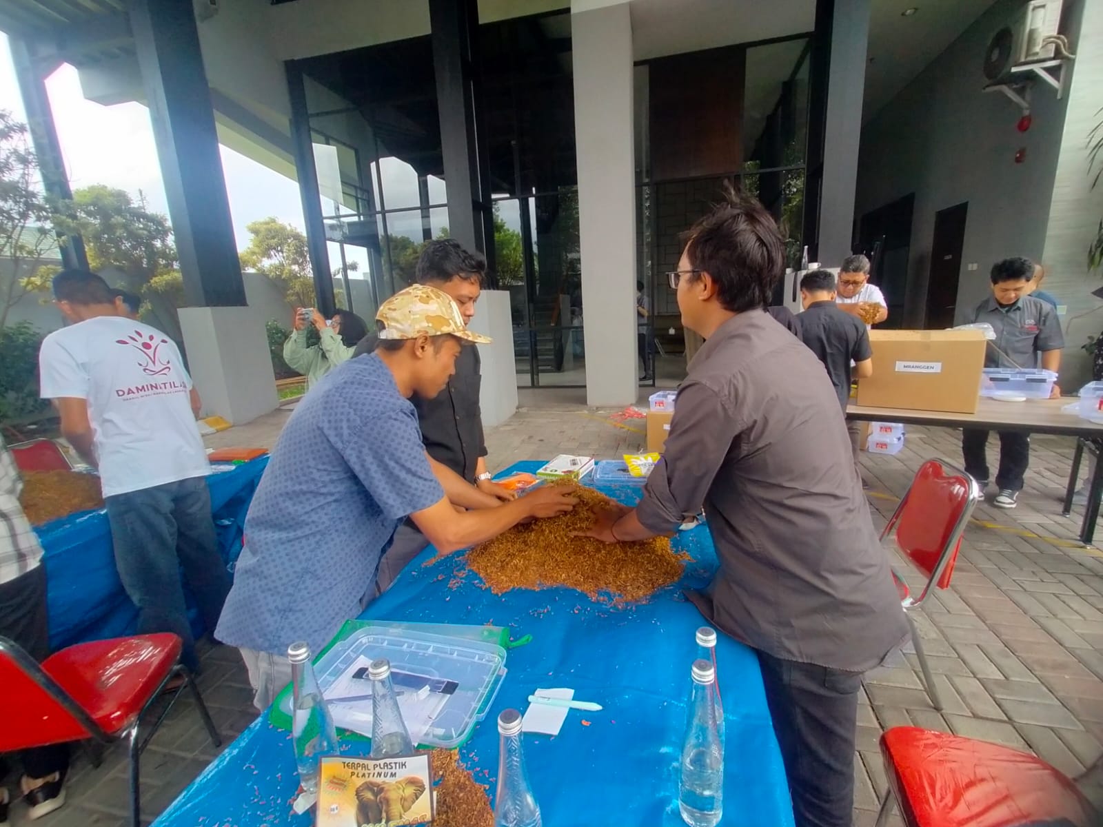 PELATIHAN LANJUTAN: Sejumlah peserta pelatihan grading dan blending tembakau menjalankan instruksi dari pemateri di Hotel Grand Miami, Kepanjen, siang tadi (22/10).