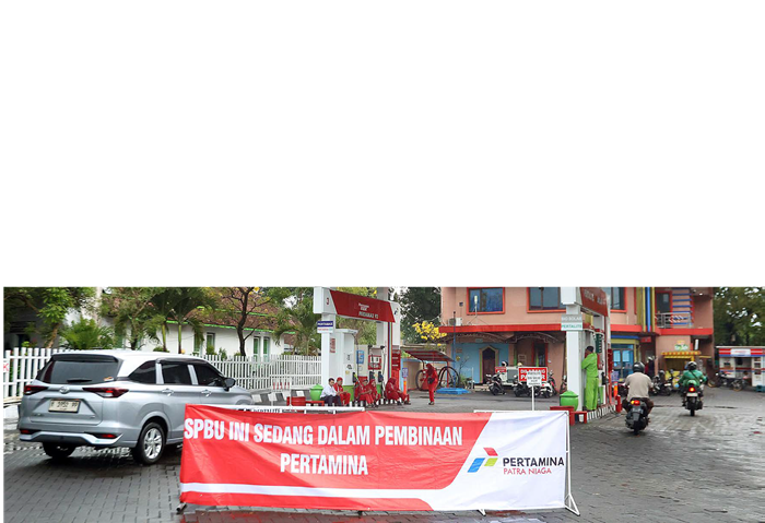 TINDAK TEGAS: Pertamina memasang poster penutupan di SPBU Sukun kemarin (21/10). Penutupan wujud sanksi karena diduga takaran tak sesuai, sehingga merugikan konsumen.