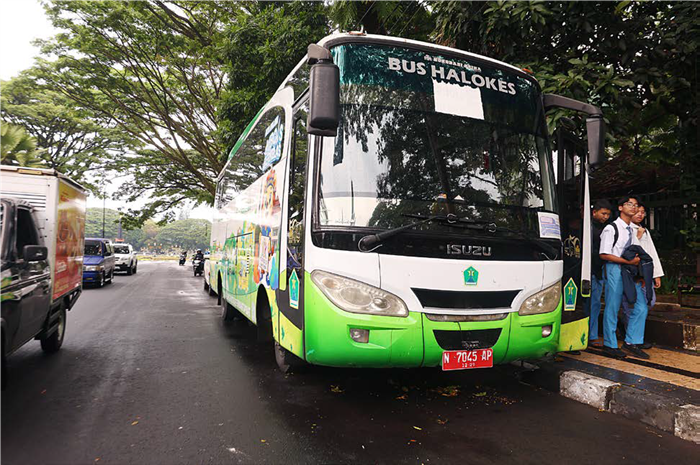 TRANSPORTASI GRATIS: Bus Halokes mangkal di Jalan Kertanegara, Klojen untuk menunggu pelajar yang akan naik