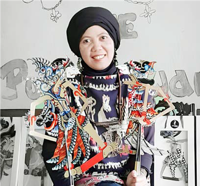 CINTA BUDAYA: Ratna Ari Sandhy menunjukkan salah satu wayang buatannya dengan karakter Nakula dan Sadewa.