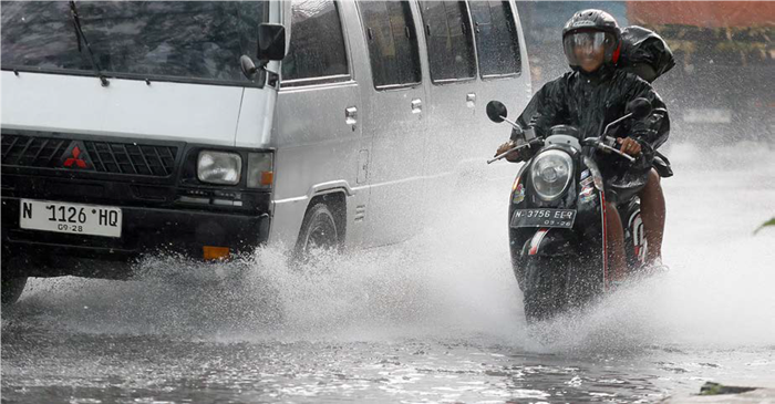  Kendaraan melintasi ruas jalan raya di Kota Malang yang digenangi air hujan beberapa waktu lalu. (Darmono/Radar Malang)