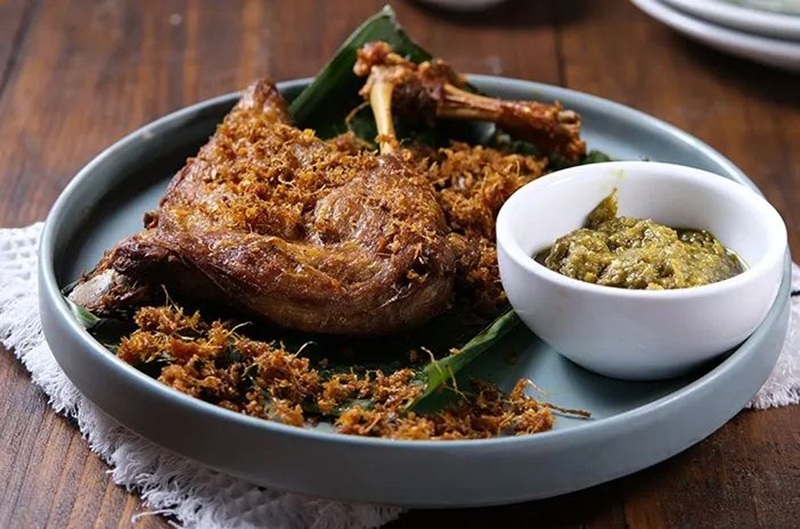 LEZAT: Bebeb goreng khas Madura dengan sambal