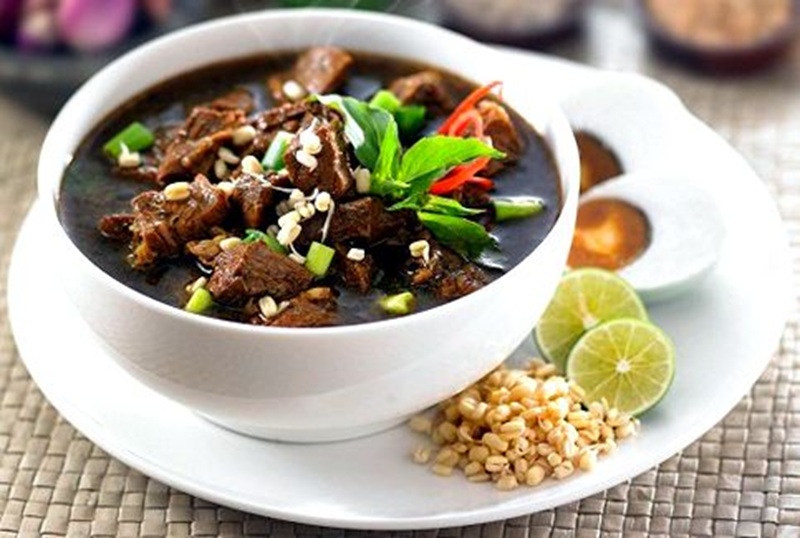LEZAT: rawon yang memiliki kuah pekat dengan potongan daging