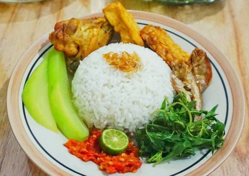 LEZAT: Sego sambel yang menggugah selera