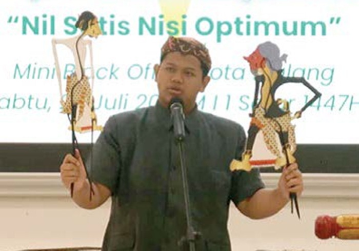 BERBAKAT: Muhammad Azzam Badruzaman menjadi dalang dalam acara konferensi Ikatan Pelajar Muhammadiyah pada bulan Juli lalu.