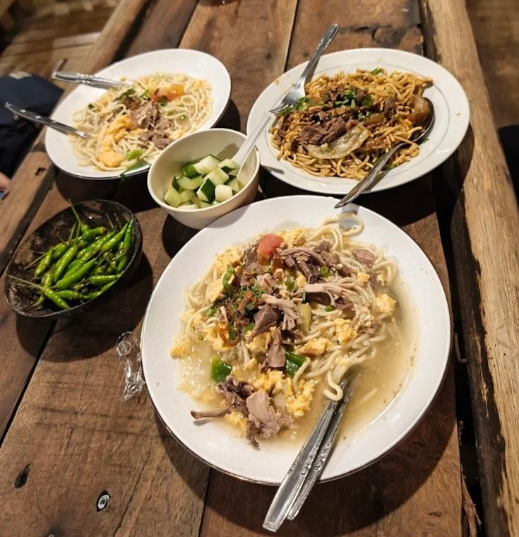ENAK: kelezatan yang tiada tara menikmati bakmi Jogja dikala Malang yang sedang hujan.
