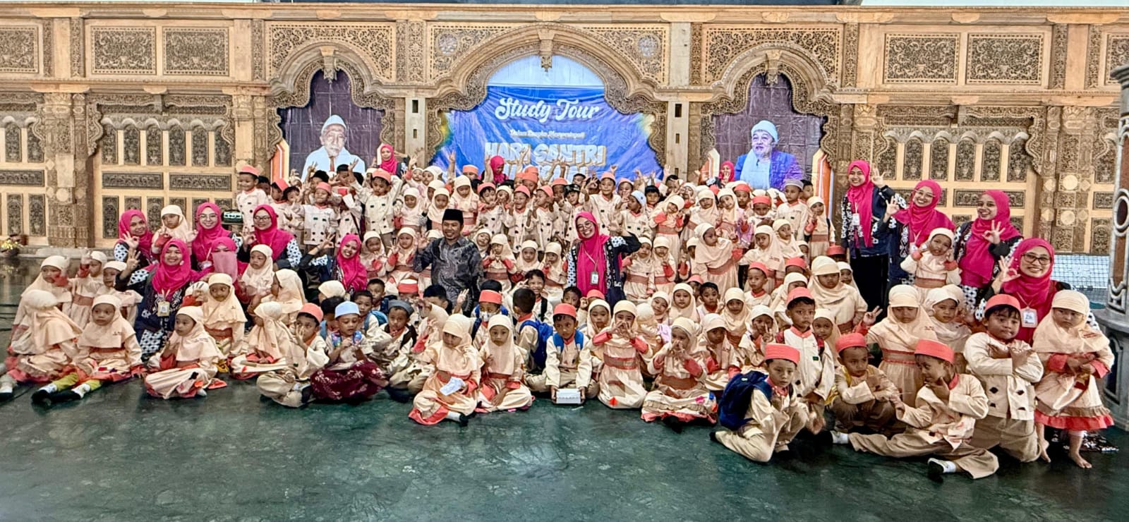 MERIAH: Kebersamaan siswa, guru dan orang tua KB-TK Madinah Malang saat study tour ke Pondok Pesantren Kanak-kanak An-Nur 3 Murah Banyu, Bululawang.